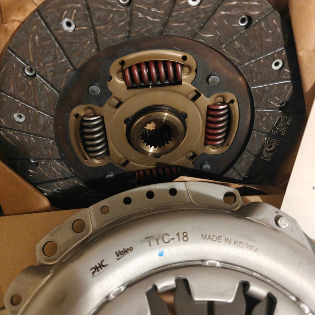 A5 - Valeo 52125203 OE Replacement Clutch Kit Compatible with Select Toyota, Pontiac, Scion, and Chevrolet Models