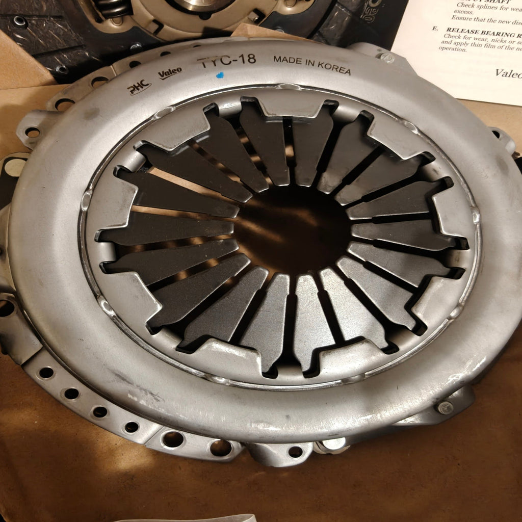 A5 - Valeo 52125203 OE Replacement Clutch Kit Compatible with Select Toyota, Pontiac, Scion, and Chevrolet Models