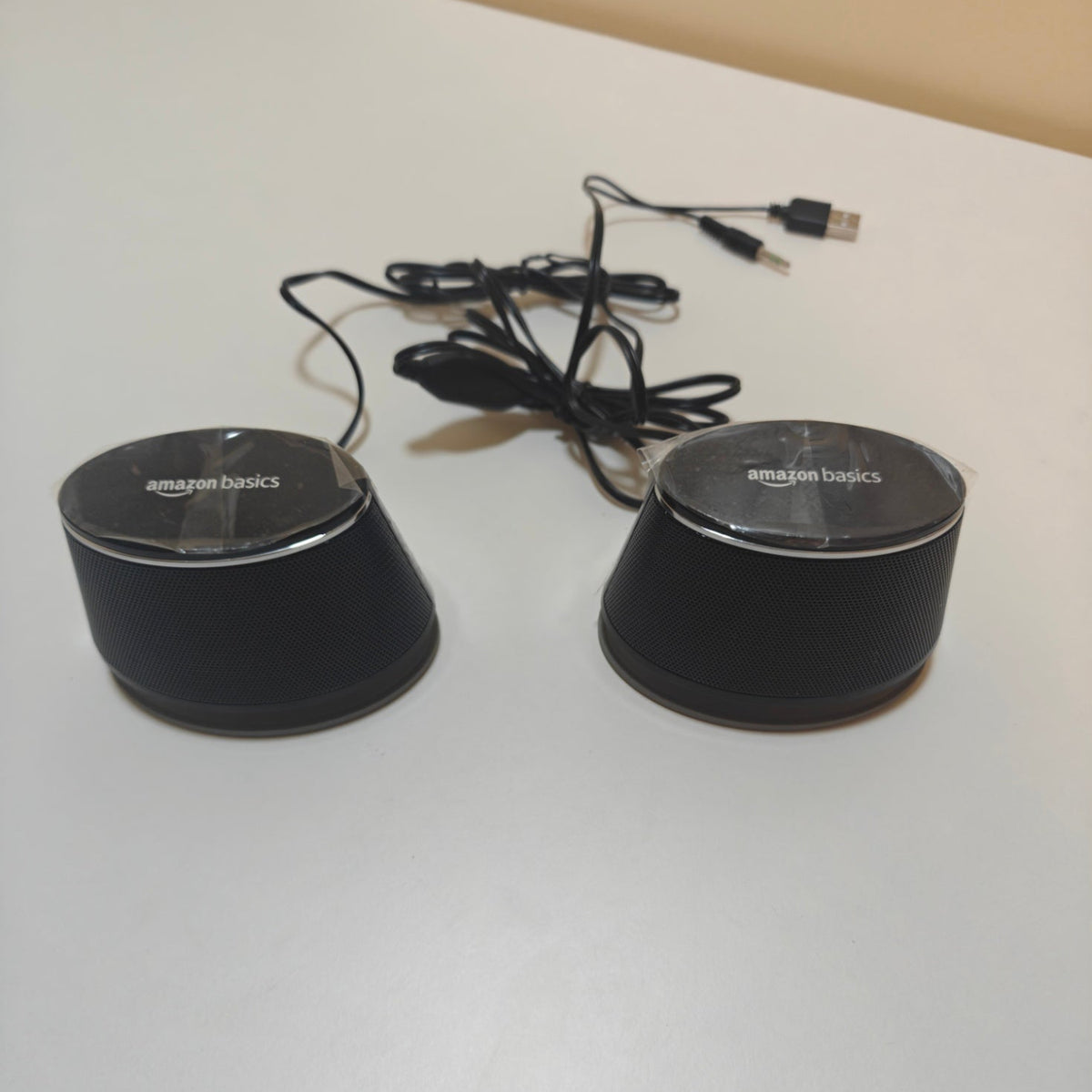 H14 - Amazon Basics Stereo 2.0 Speakers for PC or Laptop, 3.5mm Aux input, USB-Powered, 1 Pair